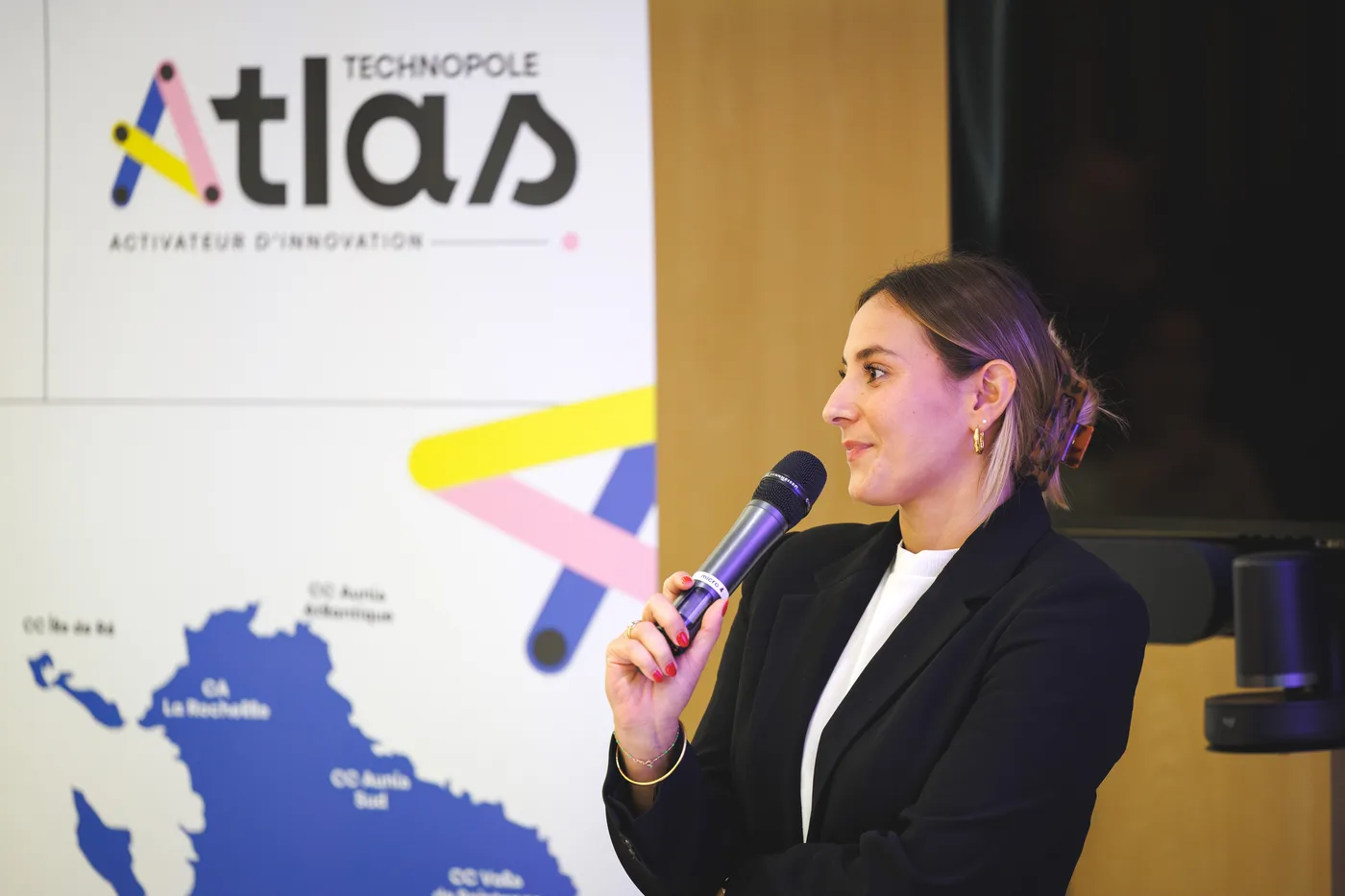 Alice Pasquier au micro devant le panneau de la Technopole Atlas, activateur d'innovation à La Rochelle