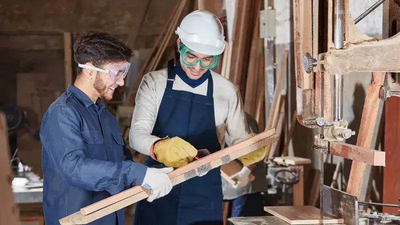 Menuisiers au travail dans un atelier de menuiserie